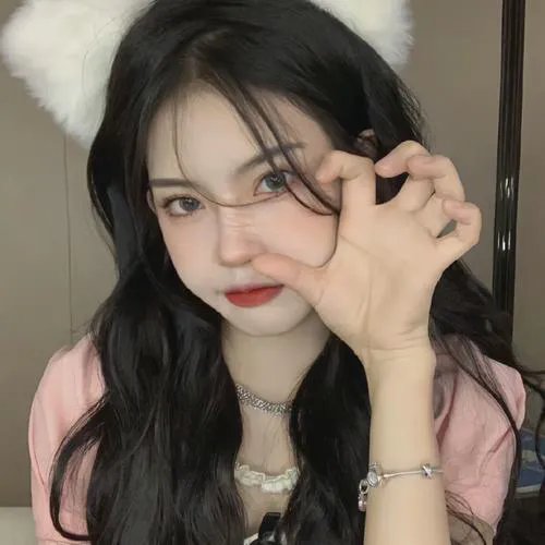 香骨未应春雪妒